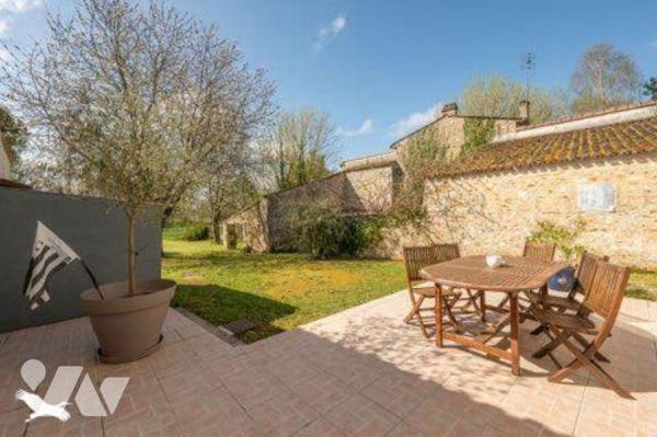 Au calme , et à moins de 10 nm de toutes les commodités, Maison avec beaucoup de charme à étage...