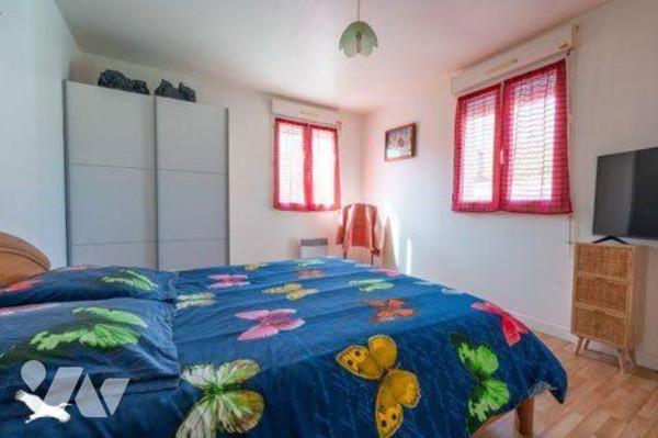 Au calme , et à moins de 10 nm de toutes les commodités, Maison avec beaucoup de charme à étage...