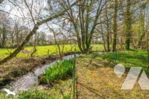 Au calme , et à moins de 10 nm de toutes les commodités, Maison avec beaucoup de charme à étage...