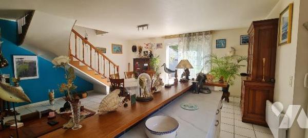 Au calme , et à moins de 10 nm de toutes les commodités, Maison avec beaucoup de charme à étage...