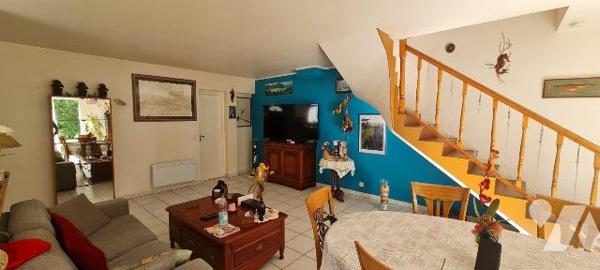 Au calme , et à moins de 10 nm de toutes les commodités, Maison avec beaucoup de charme à étage...