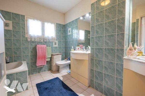 Au calme , et à moins de 10 nm de toutes les commodités, Maison avec beaucoup de charme à étage...