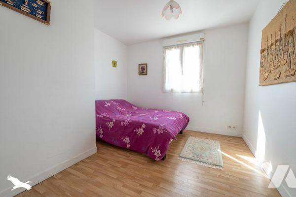 Au calme , et à moins de 10 nm de toutes les commodités, Maison avec beaucoup de charme à étage...