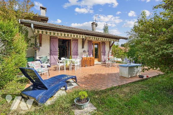 Villa 118 m² sur 1017 m², 5 ch. jardin, 2 garages.