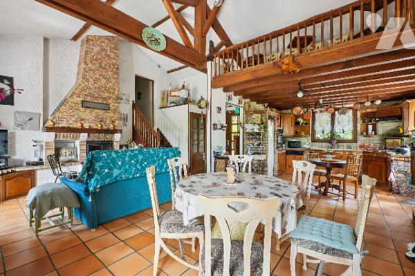 Villa 118 m² sur 1017 m², 5 ch. jardin, 2 garages.