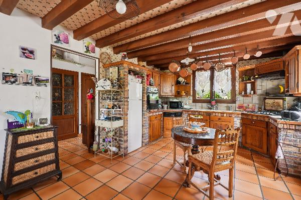 Villa 118 m² sur 1017 m², 5 ch. jardin, 2 garages.
