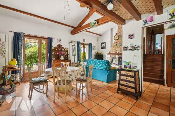 Villa 118 m² sur 1017 m², 5 ch. jardin, 2 garages.