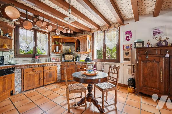 Villa 118 m² sur 1017 m², 5 ch. jardin, 2 garages.
