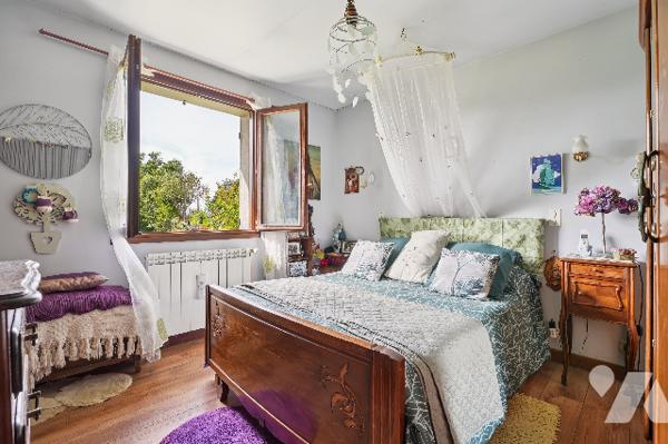 Villa 118 m² sur 1017 m², 5 ch. jardin, 2 garages.