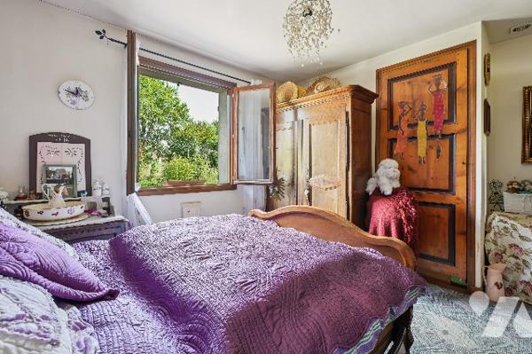 Villa 118 m² sur 1017 m², 5 ch. jardin, 2 garages.