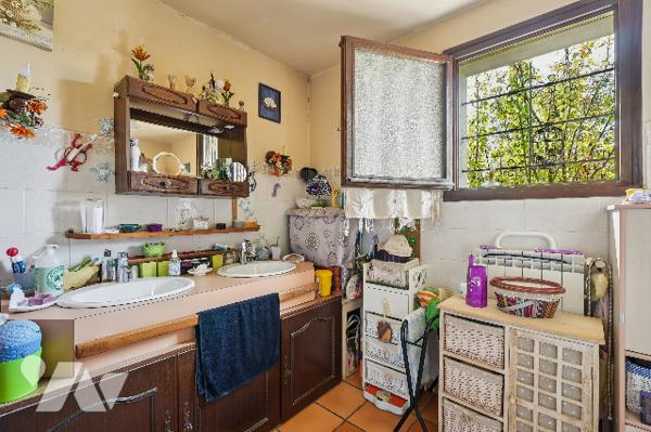 Villa 118 m² sur 1017 m², 5 ch. jardin, 2 garages.