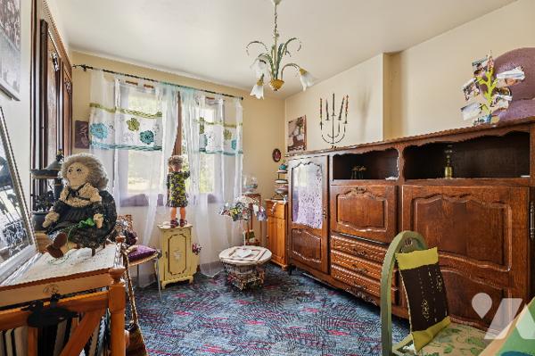 Villa 118 m² sur 1017 m², 5 ch. jardin, 2 garages.