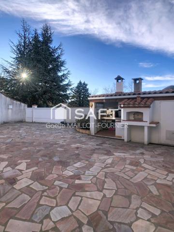 Grande villa avec terrasse et garage