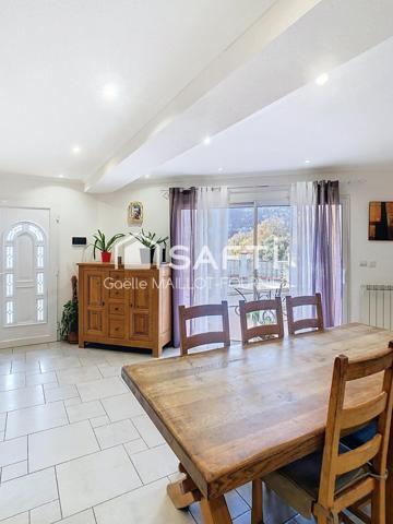 Grande villa avec terrasse et garage