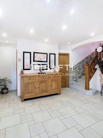 Grande villa avec terrasse et garage