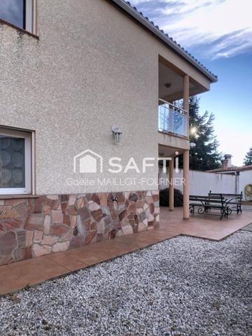 Grande villa avec terrasse et garage