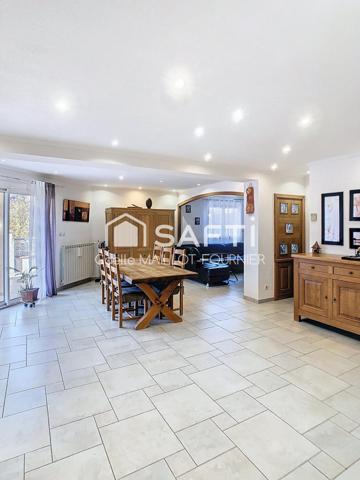 Grande villa avec terrasse et garage