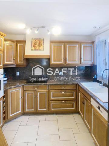 Grande villa avec terrasse et garage