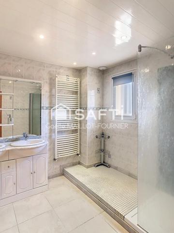 Grande villa avec terrasse et garage