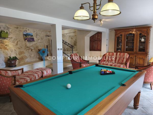 Propriete
                                                                                                                                                                                                                                                                                                                        7 pièce(s)                                                                                                                                                                                                          5 chambre(s)                                                                                                                                                                                                          260  m²