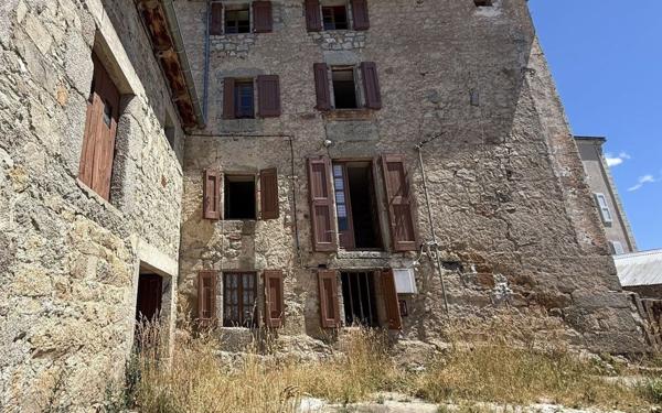 Maison à vendre    8 pièces •  Saint-Alban-sur-Limagnole