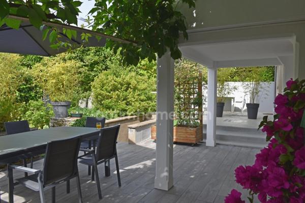 Maison bourgeoise de 4 chambres plus studio sur joli terrain paysagé sans vis à vis, en hypercentre