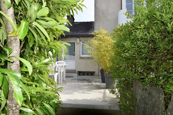 Maison bourgeoise de 4 chambres plus studio sur joli terrain paysagé sans vis à vis, en hypercentre