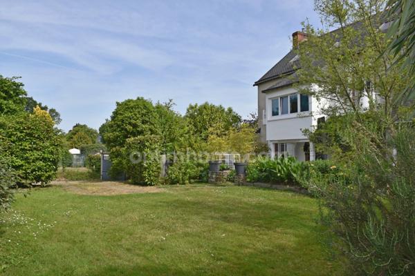 Maison bourgeoise de 4 chambres plus studio sur joli terrain paysagé sans vis à vis, en hypercentre