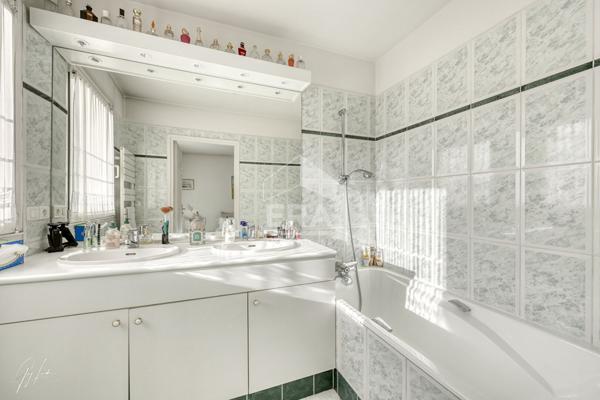 Brancas - Maison d'architecte plein sud, 5 chambres, terrasses, 2 garages - Adresse premium