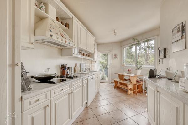 Brancas - Maison d'architecte plein sud, 5 chambres, terrasses, 2 garages - Adresse premium