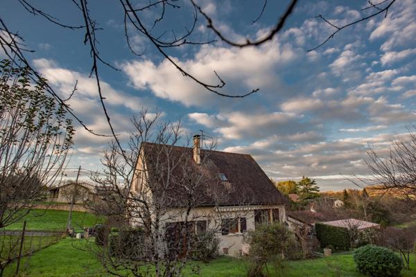 Maison de village  110 m2 , 5 pieces,  3 chambres, cave, garage et jardin 742M2