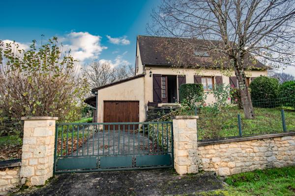 Maison de village  110 m2 , 5 pieces,  3 chambres, cave, garage et jardin 742M2