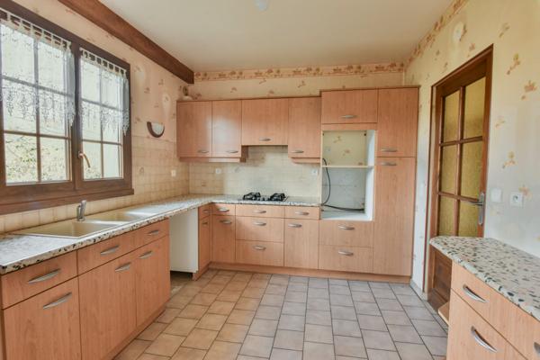 Maison de village  110 m2 , 5 pieces,  3 chambres, cave, garage et jardin 742M2