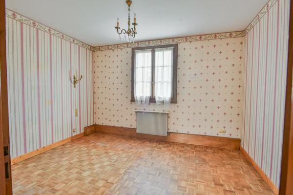 Maison de village  110 m2 , 5 pieces,  3 chambres, cave, garage et jardin 742M2