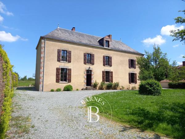 Pouzauges, Maison 8 Chambres -  310 m² à vendre