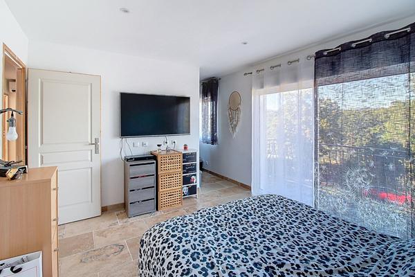 A VENDRE EN EXCLUSIVITE ! DRAGUIGNAN MAISON 4 CHAMBRES avec GARAGE sur terrain CLOS d un hectare