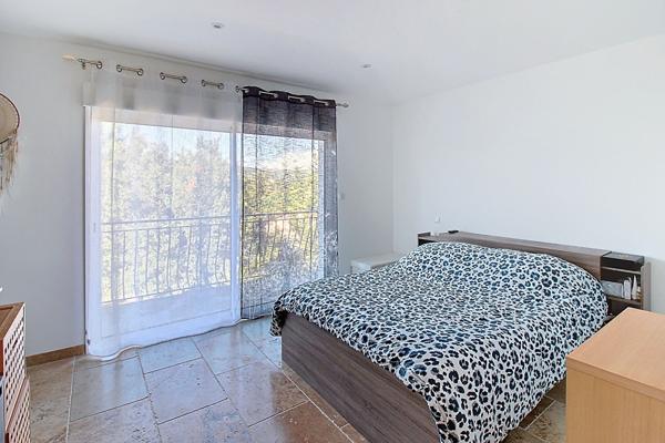 A VENDRE EN EXCLUSIVITE ! DRAGUIGNAN MAISON 4 CHAMBRES avec GARAGE sur terrain CLOS d un hectare