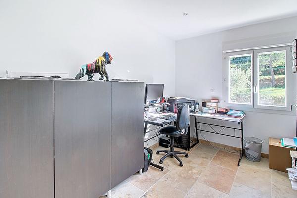 A VENDRE EN EXCLUSIVITE ! DRAGUIGNAN MAISON 4 CHAMBRES avec GARAGE sur terrain CLOS d un hectare