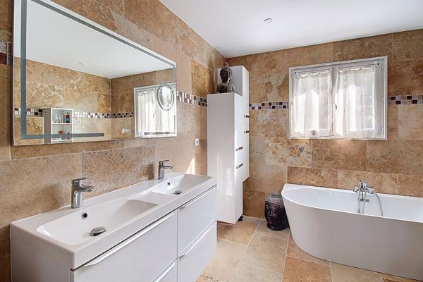 A VENDRE EN EXCLUSIVITE ! DRAGUIGNAN MAISON 4 CHAMBRES avec GARAGE sur terrain CLOS d un hectare