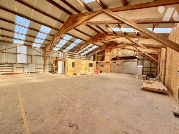 LANNILIS - Local d'activité artisanale de 405.0 m2. Au sein d'un ensemble immobilier  divisé en...