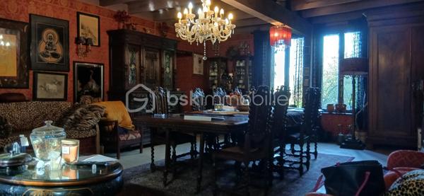 À seulement 1 km maximum de la ville et de toutes les commodités, au bout d’un chemin paisible où le silence n’est troublé que par la nature, découvrez cette magnifique maison en pierres de taille et moellons datant des années 1900, non mitoyenne, nichée au cœur d’un écrin de verdure de 5 191 m². Une propriété rare de 379 m² habitables, idéale pour les amoureux de calme, d’espace et d’authenticité.

Dès l’entrée, les volumes impressionnent : un séjour de 64 m² sublimé par une mezzanine de 40 m² qui surplombe la pièce et renforce le cachet et le caractère des lieux, un petit salon plus intime pour recevoir, une grande salle à manger conviviale et une cuisine séparée, moderne, aménagée et équipée. La maison offre au rez-de-chaussée une belle chambre de 20 m² avec sa suite parentale comprenant salle de bain, douche et toilettes séparées, ainsi qu’un WC indépendant. Deux cheminées agrémentent la maison, dont une avec insert, apportant chaleur et atmosphère d’antan. Au rez-de-chaussée, les ouvertures sont en double vitrage bois et les baies vitrées en aluminium, alliant confort et respect du style de la bâtisse.

À l’étage, trois chambres de 17 m², 14 m² et 13 m² se partagent un palier de 8 m². Les fenêtres y sont en simple vitrage, conservant l’esprit authentique de l’étage.

Un studio indépendant de 60 m², entièrement refait à neuf, complète ce bien et offre de très belles possibilités. Il dispose d’une chambre de 16 m², d’une agréable pièce de vie de 25 m² avec cuisine équipée, d’une salle de bain neuve, d’une salle d’eau avec cabine de douche, d’un WC séparé ainsi que d’un coin nuit avec lits superposés. À l’entrée du studio, une terrasse avec auvent accueille table et chaises pour profiter des beaux jours en toute tranquillité. Idéal pour recevoir famille et amis, développer une activité professionnelle ou envisager un projet locatif.

À l’extérieur, le terrain arboré de 5 191 m² invite à la détente avec une piscine 9 x 4,5 m, une cuisine d’été, un grand garage de 130 m² et une cave. La toiture est en bon état. L’assainissement est individuel et non conforme.

Le DPE est classé C en performance énergétique et A en émissions de gaz à effet de serre, un excellent équilibre pour une demeure de caractère. La maison est équipée d’une chaudière à pellets nouvelle génération assurant un confort performant et économique.

Les matériaux utilisés sont de bonne qualité, alliant robustesse et longévité, dans le respect du bâti ancien. Cette propriété séduira particulièrement les amoureux de l’authenticité, de la pierre et des demeures de caractère, à la recherche d’un lieu chargé d’histoire où le charme de l’ancien s’exprime pleinement, tout en restant proche de la ville.