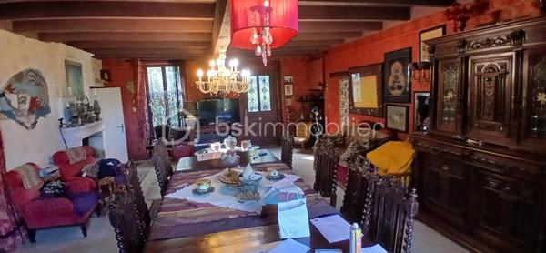 À seulement 1 km maximum de la ville et de toutes les commodités, au bout d’un chemin paisible où le silence n’est troublé que par la nature, découvrez cette magnifique maison en pierres de taille et moellons datant des années 1900, non mitoyenne, nichée au cœur d’un écrin de verdure de 5 191 m². Une propriété rare de 379 m² habitables, idéale pour les amoureux de calme, d’espace et d’authenticité.

Dès l’entrée, les volumes impressionnent : un séjour de 64 m² sublimé par une mezzanine de 40 m² qui surplombe la pièce et renforce le cachet et le caractère des lieux, un petit salon plus intime pour recevoir, une grande salle à manger conviviale et une cuisine séparée, moderne, aménagée et équipée. La maison offre au rez-de-chaussée une belle chambre de 20 m² avec sa suite parentale comprenant salle de bain, douche et toilettes séparées, ainsi qu’un WC indépendant. Deux cheminées agrémentent la maison, dont une avec insert, apportant chaleur et atmosphère d’antan. Au rez-de-chaussée, les ouvertures sont en double vitrage bois et les baies vitrées en aluminium, alliant confort et respect du style de la bâtisse.

À l’étage, trois chambres de 17 m², 14 m² et 13 m² se partagent un palier de 8 m². Les fenêtres y sont en simple vitrage, conservant l’esprit authentique de l’étage.

Un studio indépendant de 60 m², entièrement refait à neuf, complète ce bien et offre de très belles possibilités. Il dispose d’une chambre de 16 m², d’une agréable pièce de vie de 25 m² avec cuisine équipée, d’une salle de bain neuve, d’une salle d’eau avec cabine de douche, d’un WC séparé ainsi que d’un coin nuit avec lits superposés. À l’entrée du studio, une terrasse avec auvent accueille table et chaises pour profiter des beaux jours en toute tranquillité. Idéal pour recevoir famille et amis, développer une activité professionnelle ou envisager un projet locatif.

À l’extérieur, le terrain arboré de 5 191 m² invite à la détente avec une piscine 9 x 4,5 m, une cuisine d’été, un grand garage de 130 m² et une cave. La toiture est en bon état. L’assainissement est individuel et non conforme.

Le DPE est classé C en performance énergétique et A en émissions de gaz à effet de serre, un excellent équilibre pour une demeure de caractère. La maison est équipée d’une chaudière à pellets nouvelle génération assurant un confort performant et économique.

Les matériaux utilisés sont de bonne qualité, alliant robustesse et longévité, dans le respect du bâti ancien. Cette propriété séduira particulièrement les amoureux de l’authenticité, de la pierre et des demeures de caractère, à la recherche d’un lieu chargé d’histoire où le charme de l’ancien s’exprime pleinement, tout en restant proche de la ville.