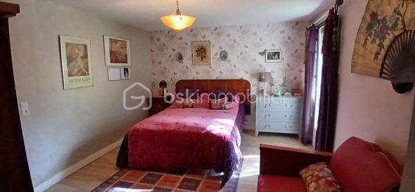 À seulement 1 km maximum de la ville et de toutes les commodités, au bout d’un chemin paisible où le silence n’est troublé que par la nature, découvrez cette magnifique maison en pierres de taille et moellons datant des années 1900, non mitoyenne, nichée au cœur d’un écrin de verdure de 5 191 m². Une propriété rare de 379 m² habitables, idéale pour les amoureux de calme, d’espace et d’authenticité.

Dès l’entrée, les volumes impressionnent : un séjour de 64 m² sublimé par une mezzanine de 40 m² qui surplombe la pièce et renforce le cachet et le caractère des lieux, un petit salon plus intime pour recevoir, une grande salle à manger conviviale et une cuisine séparée, moderne, aménagée et équipée. La maison offre au rez-de-chaussée une belle chambre de 20 m² avec sa suite parentale comprenant salle de bain, douche et toilettes séparées, ainsi qu’un WC indépendant. Deux cheminées agrémentent la maison, dont une avec insert, apportant chaleur et atmosphère d’antan. Au rez-de-chaussée, les ouvertures sont en double vitrage bois et les baies vitrées en aluminium, alliant confort et respect du style de la bâtisse.

À l’étage, trois chambres de 17 m², 14 m² et 13 m² se partagent un palier de 8 m². Les fenêtres y sont en simple vitrage, conservant l’esprit authentique de l’étage.

Un studio indépendant de 60 m², entièrement refait à neuf, complète ce bien et offre de très belles possibilités. Il dispose d’une chambre de 16 m², d’une agréable pièce de vie de 25 m² avec cuisine équipée, d’une salle de bain neuve, d’une salle d’eau avec cabine de douche, d’un WC séparé ainsi que d’un coin nuit avec lits superposés. À l’entrée du studio, une terrasse avec auvent accueille table et chaises pour profiter des beaux jours en toute tranquillité. Idéal pour recevoir famille et amis, développer une activité professionnelle ou envisager un projet locatif.

À l’extérieur, le terrain arboré de 5 191 m² invite à la détente avec une piscine 9 x 4,5 m, une cuisine d’été, un grand garage de 130 m² et une cave. La toiture est en bon état. L’assainissement est individuel et non conforme.

Le DPE est classé C en performance énergétique et A en émissions de gaz à effet de serre, un excellent équilibre pour une demeure de caractère. La maison est équipée d’une chaudière à pellets nouvelle génération assurant un confort performant et économique.

Les matériaux utilisés sont de bonne qualité, alliant robustesse et longévité, dans le respect du bâti ancien. Cette propriété séduira particulièrement les amoureux de l’authenticité, de la pierre et des demeures de caractère, à la recherche d’un lieu chargé d’histoire où le charme de l’ancien s’exprime pleinement, tout en restant proche de la ville.