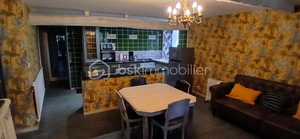 À seulement 1 km maximum de la ville et de toutes les commodités, au bout d’un chemin paisible où le silence n’est troublé que par la nature, découvrez cette magnifique maison en pierres de taille et moellons datant des années 1900, non mitoyenne, nichée au cœur d’un écrin de verdure de 5 191 m². Une propriété rare de 379 m² habitables, idéale pour les amoureux de calme, d’espace et d’authenticité.

Dès l’entrée, les volumes impressionnent : un séjour de 64 m² sublimé par une mezzanine de 40 m² qui surplombe la pièce et renforce le cachet et le caractère des lieux, un petit salon plus intime pour recevoir, une grande salle à manger conviviale et une cuisine séparée, moderne, aménagée et équipée. La maison offre au rez-de-chaussée une belle chambre de 20 m² avec sa suite parentale comprenant salle de bain, douche et toilettes séparées, ainsi qu’un WC indépendant. Deux cheminées agrémentent la maison, dont une avec insert, apportant chaleur et atmosphère d’antan. Au rez-de-chaussée, les ouvertures sont en double vitrage bois et les baies vitrées en aluminium, alliant confort et respect du style de la bâtisse.

À l’étage, trois chambres de 17 m², 14 m² et 13 m² se partagent un palier de 8 m². Les fenêtres y sont en simple vitrage, conservant l’esprit authentique de l’étage.

Un studio indépendant de 60 m², entièrement refait à neuf, complète ce bien et offre de très belles possibilités. Il dispose d’une chambre de 16 m², d’une agréable pièce de vie de 25 m² avec cuisine équipée, d’une salle de bain neuve, d’une salle d’eau avec cabine de douche, d’un WC séparé ainsi que d’un coin nuit avec lits superposés. À l’entrée du studio, une terrasse avec auvent accueille table et chaises pour profiter des beaux jours en toute tranquillité. Idéal pour recevoir famille et amis, développer une activité professionnelle ou envisager un projet locatif.

À l’extérieur, le terrain arboré de 5 191 m² invite à la détente avec une piscine 9 x 4,5 m, une cuisine d’été, un grand garage de 130 m² et une cave. La toiture est en bon état. L’assainissement est individuel et non conforme.

Le DPE est classé C en performance énergétique et A en émissions de gaz à effet de serre, un excellent équilibre pour une demeure de caractère. La maison est équipée d’une chaudière à pellets nouvelle génération assurant un confort performant et économique.

Les matériaux utilisés sont de bonne qualité, alliant robustesse et longévité, dans le respect du bâti ancien. Cette propriété séduira particulièrement les amoureux de l’authenticité, de la pierre et des demeures de caractère, à la recherche d’un lieu chargé d’histoire où le charme de l’ancien s’exprime pleinement, tout en restant proche de la ville.