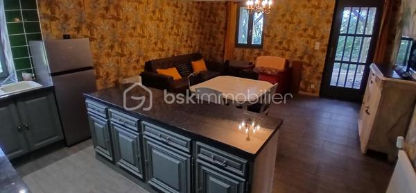 À seulement 1 km maximum de la ville et de toutes les commodités, au bout d’un chemin paisible où le silence n’est troublé que par la nature, découvrez cette magnifique maison en pierres de taille et moellons datant des années 1900, non mitoyenne, nichée au cœur d’un écrin de verdure de 5 191 m². Une propriété rare de 379 m² habitables, idéale pour les amoureux de calme, d’espace et d’authenticité.

Dès l’entrée, les volumes impressionnent : un séjour de 64 m² sublimé par une mezzanine de 40 m² qui surplombe la pièce et renforce le cachet et le caractère des lieux, un petit salon plus intime pour recevoir, une grande salle à manger conviviale et une cuisine séparée, moderne, aménagée et équipée. La maison offre au rez-de-chaussée une belle chambre de 20 m² avec sa suite parentale comprenant salle de bain, douche et toilettes séparées, ainsi qu’un WC indépendant. Deux cheminées agrémentent la maison, dont une avec insert, apportant chaleur et atmosphère d’antan. Au rez-de-chaussée, les ouvertures sont en double vitrage bois et les baies vitrées en aluminium, alliant confort et respect du style de la bâtisse.

À l’étage, trois chambres de 17 m², 14 m² et 13 m² se partagent un palier de 8 m². Les fenêtres y sont en simple vitrage, conservant l’esprit authentique de l’étage.

Un studio indépendant de 60 m², entièrement refait à neuf, complète ce bien et offre de très belles possibilités. Il dispose d’une chambre de 16 m², d’une agréable pièce de vie de 25 m² avec cuisine équipée, d’une salle de bain neuve, d’une salle d’eau avec cabine de douche, d’un WC séparé ainsi que d’un coin nuit avec lits superposés. À l’entrée du studio, une terrasse avec auvent accueille table et chaises pour profiter des beaux jours en toute tranquillité. Idéal pour recevoir famille et amis, développer une activité professionnelle ou envisager un projet locatif.

À l’extérieur, le terrain arboré de 5 191 m² invite à la détente avec une piscine 9 x 4,5 m, une cuisine d’été, un grand garage de 130 m² et une cave. La toiture est en bon état. L’assainissement est individuel et non conforme.

Le DPE est classé C en performance énergétique et A en émissions de gaz à effet de serre, un excellent équilibre pour une demeure de caractère. La maison est équipée d’une chaudière à pellets nouvelle génération assurant un confort performant et économique.

Les matériaux utilisés sont de bonne qualité, alliant robustesse et longévité, dans le respect du bâti ancien. Cette propriété séduira particulièrement les amoureux de l’authenticité, de la pierre et des demeures de caractère, à la recherche d’un lieu chargé d’histoire où le charme de l’ancien s’exprime pleinement, tout en restant proche de la ville.