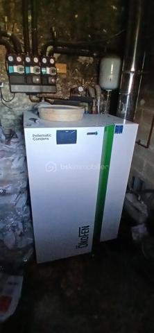 À seulement 1 km maximum de la ville et de toutes les commodités, au bout d’un chemin paisible où le silence n’est troublé que par la nature, découvrez cette magnifique maison en pierres de taille et moellons datant des années 1900, non mitoyenne, nichée au cœur d’un écrin de verdure de 5 191 m². Une propriété rare de 379 m² habitables, idéale pour les amoureux de calme, d’espace et d’authenticité.

Dès l’entrée, les volumes impressionnent : un séjour de 64 m² sublimé par une mezzanine de 40 m² qui surplombe la pièce et renforce le cachet et le caractère des lieux, un petit salon plus intime pour recevoir, une grande salle à manger conviviale et une cuisine séparée, moderne, aménagée et équipée. La maison offre au rez-de-chaussée une belle chambre de 20 m² avec sa suite parentale comprenant salle de bain, douche et toilettes séparées, ainsi qu’un WC indépendant. Deux cheminées agrémentent la maison, dont une avec insert, apportant chaleur et atmosphère d’antan. Au rez-de-chaussée, les ouvertures sont en double vitrage bois et les baies vitrées en aluminium, alliant confort et respect du style de la bâtisse.

À l’étage, trois chambres de 17 m², 14 m² et 13 m² se partagent un palier de 8 m². Les fenêtres y sont en simple vitrage, conservant l’esprit authentique de l’étage.

Un studio indépendant de 60 m², entièrement refait à neuf, complète ce bien et offre de très belles possibilités. Il dispose d’une chambre de 16 m², d’une agréable pièce de vie de 25 m² avec cuisine équipée, d’une salle de bain neuve, d’une salle d’eau avec cabine de douche, d’un WC séparé ainsi que d’un coin nuit avec lits superposés. À l’entrée du studio, une terrasse avec auvent accueille table et chaises pour profiter des beaux jours en toute tranquillité. Idéal pour recevoir famille et amis, développer une activité professionnelle ou envisager un projet locatif.

À l’extérieur, le terrain arboré de 5 191 m² invite à la détente avec une piscine 9 x 4,5 m, une cuisine d’été, un grand garage de 130 m² et une cave. La toiture est en bon état. L’assainissement est individuel et non conforme.

Le DPE est classé C en performance énergétique et A en émissions de gaz à effet de serre, un excellent équilibre pour une demeure de caractère. La maison est équipée d’une chaudière à pellets nouvelle génération assurant un confort performant et économique.

Les matériaux utilisés sont de bonne qualité, alliant robustesse et longévité, dans le respect du bâti ancien. Cette propriété séduira particulièrement les amoureux de l’authenticité, de la pierre et des demeures de caractère, à la recherche d’un lieu chargé d’histoire où le charme de l’ancien s’exprime pleinement, tout en restant proche de la ville.