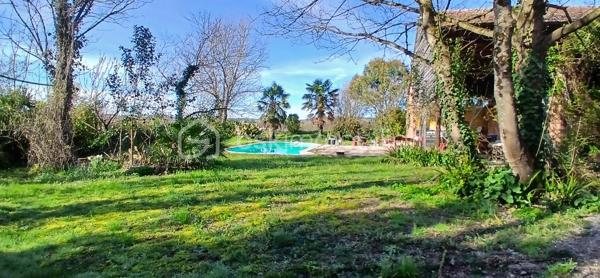 À seulement 1 km maximum de la ville et de toutes les commodités, au bout d’un chemin paisible où le silence n’est troublé que par la nature, découvrez cette magnifique maison en pierres de taille et moellons datant des années 1900, non mitoyenne, nichée au cœur d’un écrin de verdure de 5 191 m². Une propriété rare de 379 m² habitables, idéale pour les amoureux de calme, d’espace et d’authenticité.

Dès l’entrée, les volumes impressionnent : un séjour de 64 m² sublimé par une mezzanine de 40 m² qui surplombe la pièce et renforce le cachet et le caractère des lieux, un petit salon plus intime pour recevoir, une grande salle à manger conviviale et une cuisine séparée, moderne, aménagée et équipée. La maison offre au rez-de-chaussée une belle chambre de 20 m² avec sa suite parentale comprenant salle de bain, douche et toilettes séparées, ainsi qu’un WC indépendant. Deux cheminées agrémentent la maison, dont une avec insert, apportant chaleur et atmosphère d’antan. Au rez-de-chaussée, les ouvertures sont en double vitrage bois et les baies vitrées en aluminium, alliant confort et respect du style de la bâtisse.

À l’étage, trois chambres de 17 m², 14 m² et 13 m² se partagent un palier de 8 m². Les fenêtres y sont en simple vitrage, conservant l’esprit authentique de l’étage.

Un studio indépendant de 60 m², entièrement refait à neuf, complète ce bien et offre de très belles possibilités. Il dispose d’une chambre de 16 m², d’une agréable pièce de vie de 25 m² avec cuisine équipée, d’une salle de bain neuve, d’une salle d’eau avec cabine de douche, d’un WC séparé ainsi que d’un coin nuit avec lits superposés. À l’entrée du studio, une terrasse avec auvent accueille table et chaises pour profiter des beaux jours en toute tranquillité. Idéal pour recevoir famille et amis, développer une activité professionnelle ou envisager un projet locatif.

À l’extérieur, le terrain arboré de 5 191 m² invite à la détente avec une piscine 9 x 4,5 m, une cuisine d’été, un grand garage de 130 m² et une cave. La toiture est en bon état. L’assainissement est individuel et non conforme.

Le DPE est classé C en performance énergétique et A en émissions de gaz à effet de serre, un excellent équilibre pour une demeure de caractère. La maison est équipée d’une chaudière à pellets nouvelle génération assurant un confort performant et économique.

Les matériaux utilisés sont de bonne qualité, alliant robustesse et longévité, dans le respect du bâti ancien. Cette propriété séduira particulièrement les amoureux de l’authenticité, de la pierre et des demeures de caractère, à la recherche d’un lieu chargé d’histoire où le charme de l’ancien s’exprime pleinement, tout en restant proche de la ville.