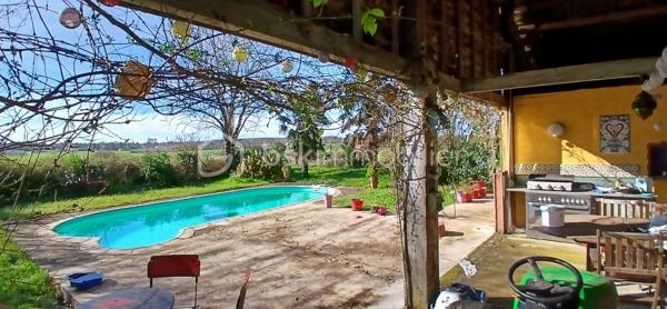 À seulement 1 km maximum de la ville et de toutes les commodités, au bout d’un chemin paisible où le silence n’est troublé que par la nature, découvrez cette magnifique maison en pierres de taille et moellons datant des années 1900, non mitoyenne, nichée au cœur d’un écrin de verdure de 5 191 m². Une propriété rare de 379 m² habitables, idéale pour les amoureux de calme, d’espace et d’authenticité.

Dès l’entrée, les volumes impressionnent : un séjour de 64 m² sublimé par une mezzanine de 40 m² qui surplombe la pièce et renforce le cachet et le caractère des lieux, un petit salon plus intime pour recevoir, une grande salle à manger conviviale et une cuisine séparée, moderne, aménagée et équipée. La maison offre au rez-de-chaussée une belle chambre de 20 m² avec sa suite parentale comprenant salle de bain, douche et toilettes séparées, ainsi qu’un WC indépendant. Deux cheminées agrémentent la maison, dont une avec insert, apportant chaleur et atmosphère d’antan. Au rez-de-chaussée, les ouvertures sont en double vitrage bois et les baies vitrées en aluminium, alliant confort et respect du style de la bâtisse.

À l’étage, trois chambres de 17 m², 14 m² et 13 m² se partagent un palier de 8 m². Les fenêtres y sont en simple vitrage, conservant l’esprit authentique de l’étage.

Un studio indépendant de 60 m², entièrement refait à neuf, complète ce bien et offre de très belles possibilités. Il dispose d’une chambre de 16 m², d’une agréable pièce de vie de 25 m² avec cuisine équipée, d’une salle de bain neuve, d’une salle d’eau avec cabine de douche, d’un WC séparé ainsi que d’un coin nuit avec lits superposés. À l’entrée du studio, une terrasse avec auvent accueille table et chaises pour profiter des beaux jours en toute tranquillité. Idéal pour recevoir famille et amis, développer une activité professionnelle ou envisager un projet locatif.

À l’extérieur, le terrain arboré de 5 191 m² invite à la détente avec une piscine 9 x 4,5 m, une cuisine d’été, un grand garage de 130 m² et une cave. La toiture est en bon état. L’assainissement est individuel et non conforme.

Le DPE est classé C en performance énergétique et A en émissions de gaz à effet de serre, un excellent équilibre pour une demeure de caractère. La maison est équipée d’une chaudière à pellets nouvelle génération assurant un confort performant et économique.

Les matériaux utilisés sont de bonne qualité, alliant robustesse et longévité, dans le respect du bâti ancien. Cette propriété séduira particulièrement les amoureux de l’authenticité, de la pierre et des demeures de caractère, à la recherche d’un lieu chargé d’histoire où le charme de l’ancien s’exprime pleinement, tout en restant proche de la ville.