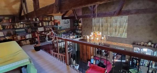 À seulement 1 km maximum de la ville et de toutes les commodités, au bout d’un chemin paisible où le silence n’est troublé que par la nature, découvrez cette magnifique maison en pierres de taille et moellons datant des années 1900, non mitoyenne, nichée au cœur d’un écrin de verdure de 5 191 m². Une propriété rare de 379 m² habitables, idéale pour les amoureux de calme, d’espace et d’authenticité.

Dès l’entrée, les volumes impressionnent : un séjour de 64 m² sublimé par une mezzanine de 40 m² qui surplombe la pièce et renforce le cachet et le caractère des lieux, un petit salon plus intime pour recevoir, une grande salle à manger conviviale et une cuisine séparée, moderne, aménagée et équipée. La maison offre au rez-de-chaussée une belle chambre de 20 m² avec sa suite parentale comprenant salle de bain, douche et toilettes séparées, ainsi qu’un WC indépendant. Deux cheminées agrémentent la maison, dont une avec insert, apportant chaleur et atmosphère d’antan. Au rez-de-chaussée, les ouvertures sont en double vitrage bois et les baies vitrées en aluminium, alliant confort et respect du style de la bâtisse.

À l’étage, trois chambres de 17 m², 14 m² et 13 m² se partagent un palier de 8 m². Les fenêtres y sont en simple vitrage, conservant l’esprit authentique de l’étage.

Un studio indépendant de 60 m², entièrement refait à neuf, complète ce bien et offre de très belles possibilités. Il dispose d’une chambre de 16 m², d’une agréable pièce de vie de 25 m² avec cuisine équipée, d’une salle de bain neuve, d’une salle d’eau avec cabine de douche, d’un WC séparé ainsi que d’un coin nuit avec lits superposés. À l’entrée du studio, une terrasse avec auvent accueille table et chaises pour profiter des beaux jours en toute tranquillité. Idéal pour recevoir famille et amis, développer une activité professionnelle ou envisager un projet locatif.

À l’extérieur, le terrain arboré de 5 191 m² invite à la détente avec une piscine 9 x 4,5 m, une cuisine d’été, un grand garage de 130 m² et une cave. La toiture est en bon état. L’assainissement est individuel et non conforme.

Le DPE est classé C en performance énergétique et A en émissions de gaz à effet de serre, un excellent équilibre pour une demeure de caractère. La maison est équipée d’une chaudière à pellets nouvelle génération assurant un confort performant et économique.

Les matériaux utilisés sont de bonne qualité, alliant robustesse et longévité, dans le respect du bâti ancien. Cette propriété séduira particulièrement les amoureux de l’authenticité, de la pierre et des demeures de caractère, à la recherche d’un lieu chargé d’histoire où le charme de l’ancien s’exprime pleinement, tout en restant proche de la ville.