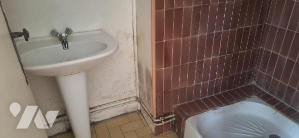 STUDIO A RENOVER -CENTRE BOURG SAVIGNE L'EVEQUE
